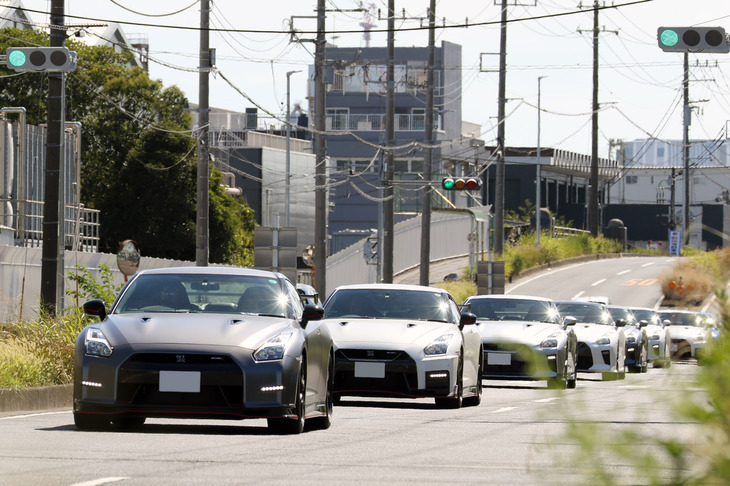 パレード走行する「日産GT-R」（R35）。ルートは横浜工場の前を通る神奈川産業道路を西進して大黒町にあるNISMOのショールーム周辺まで行き、横浜工場に戻ってくる約3km。