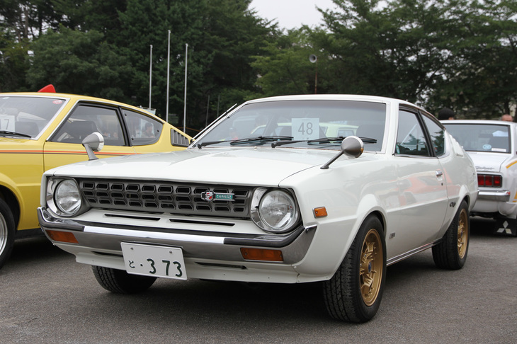 1975年「三菱ランサー セレステ1600GSR」。初代「ランサー」をベースにした、テールゲートを持つスペシャルティークーペで、この個体は初期のトップグレード。広告では「妹は20歳。」という、わかったようなわからないようなキャッチコピーを掲げていたが、先日、その広告に出演していた純アリスの訃報が伝えられた。合掌。