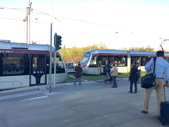 2010年に開通したフィレンツェ市電1号線。2017年には終点駅に隣接した公共駐車場が完成。高速道路「太陽の道」にも直結しているため、郊外からのパーク＆ライドが可能になった。