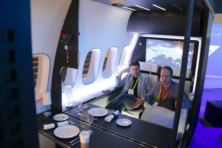 パナソニックのブースで。4Kディスプレイを装着した、ファーストクラスのキャビンのコンセプト。