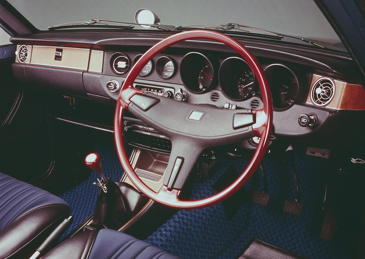 「サニー エクセレントクーペ1400GL」のコックピット。エクステリアに合わせて、ダッシュやステアリングホイールのスポークはラウンドしたデザインである。