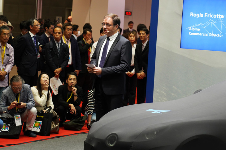 プレスカンファレンスにて「A110S」の特徴を説明するフリコテ氏。同車の日本初公開には多くの報道陣が詰めかけ、日本におけるアルピーヌの注目度の高さをうかがわせた。