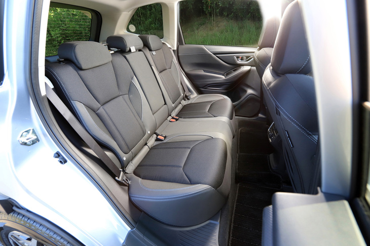 従来モデルよりゆとりを増した後席。前席ともども、シートヒーターが標準装備される。