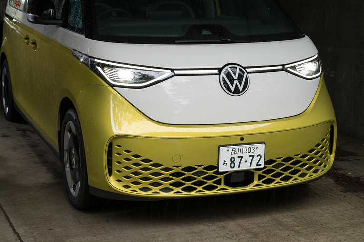 丸目のヘッドランプでなくても、ツートンカラーの妙で見事に「タイプ2」を再現。「VW」のエンブレムは直径が20cm近くある。