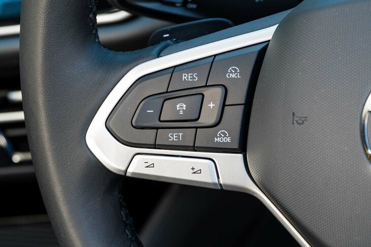 ステアリングホイールに備わるアダプティブクルーズコントロールの操作スイッチ。運転支援システムの機能は全車共通で、レーンチェンジアシストや緊急時停車支援システムなども搭載される。