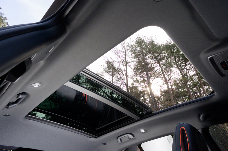 巨大なパノラミックサンルーフも標準装備だ。もちろんブランドにもよるが一般的には20万円以上のオプションだろう。