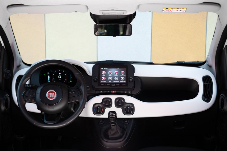 「バンディーナ」のダッシュボード。ラジオは2021年からEU圏内の新車に搭載が義務づけられている、地上デジタル方式である。