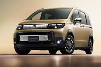 清水「新型『フリード』にはSUV風の『クロスター』もあるんですけど、これはどうですか？」　
	渕野「これはねぇ……前の会社でたくさんこういうクルマをデザインしてきたんで、いろいろと言いたいことがあるんですけど……」　
	ほった「OK、それはまた別の機会にしましょう（汗）」