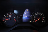 「SS」は、ドラッグレースで後輪を温めるのに用いるラインロック機能を標準装備。ローンチコントロールもただ「ある」というだけでなく、エンジン回転数や後輪のスリップ度合いを設定できる本格的なものが装備される。