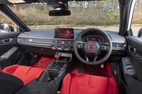 赤と黒のコントラストによってドライバーの気持ちを高めるというインテリア。ドアやセンターコンソールまわりのカーボンパネルはホンダアクセスのディーラーオプション。