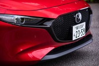 フロントグリルがクロームメッキとなっている「セダン」に対して、「ファストバック」（写真）は一見すると黒く見える、ダークメタリック調の塗装が採用されている。