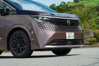 新型はエッジの利いたボディーの四隅が末広がりになったスタイルが特徴。先代モデルよりも大きくなったうえに、実際よりも大きく見せる効果がある。