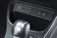 シフトセレクターの前方にはスマートフォンを接続する2基のUSBポートが備わる。