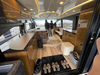 いよいよ内部へと潜入。明るいウッドパネルとホワイトのレザーでコーディネートされたキャビンはラグジュアリーそのもの。