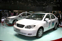 「F6」の隣に展示されていたプラグインハイブリッド車「F3 DM」。DMとはDual modeの略だった。一瞥（いちべつ）した外観は「カロ……」と口走ってしまうようなデザインだった。