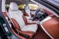 上質なフルレザーメリノで仕立てられたフロントシート。背もたれ上部に、アルピナのメタルエンブレムが装着されている。試乗車で選択されていたパノラマサンルーフは、28万8000円のオプション装備。