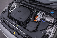 「V60リチャージプラグインハイブリッドT6 AWD」のパワーユニットは、最高出力253PSの2リッター直4ターボエンジンに同71PSのCISG、同145PSのリアモーターが組み合わされる。従来型に備わっていたスーパーチャージャーは、CISGの出力向上により導入が見送られている。