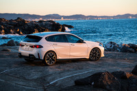 FFプラットフォームは先代モデルから継承。ホイールベースは同寸だが、全長は「M135」の場合で35mm延びている。