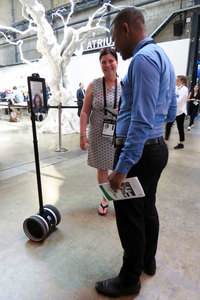 他の参加者にあいさつする、フランスのストリーミングロボット。今回のMovin'Onでは、遠隔操作のロボットにより、実際に会場を訪れなくとも、擬似的なイベントへの参加が可能となっていた。