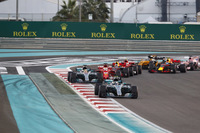 前戦ブラジルGPではポールポジションからスタートするも、すぐさまベッテルにかわされ2位に終わったボッタス（写真先頭）。勝負所で「本能的な闘争心が足りない」とチームボスから厳しい指摘も受けていたが、2週間後のアブダビGPではしっかりとトップを守ってレースをリードした。（Photo=Mercedes）