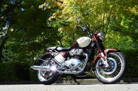 深城ダムの駐車場にて。見よ！ 太陽光を反射してきらめく車体を。この日も太陽は熱かった……。