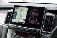 ディーラーオプションではあるものの、11インチの大型ナビゲーションを新規設定。「デリカD：5」専用なのでピッチ＆ロール計を表示できるほか、スピーカーレイアウトに合わせてサウンドも最適化されている。