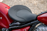 ソロシートの意匠は1940年代そのものだが、実はその設計は最新鋭。背中を伸ばした、リラックスした姿勢で着座でき、長時間のライディングでも疲れないつくりとなっている。