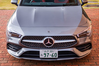 先代モデル比でトレッド幅がフロントで63mm、リアで55mm拡大されており、ワイド＆ローのボディースタイルがより強調されている。