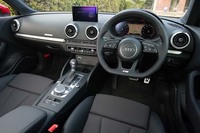 各部の質感の高さと、実際の使い勝手のよさが際立つインテリア。