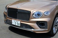 エクステリアでは、縦桟（たてざん）デザインのフロントグリルも「ベンテイガEWB」の特徴。他のモデルのグリルは、基本的に斜め格子のメッシュ模様である。