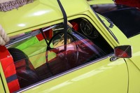 『Mr.ビーン』の「オリジナルMINI」の室内。英国における2009年の走行時の写真には、スタントマン隠しと思われる、白いカバー状のものが見えるが、本日はギフトボックスの山が。