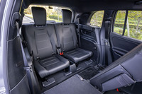 3列目シートはフロアと座面の位置が近く、大人が乗り込むと、いわゆる体育座りのような姿勢を強いられる。背もたれは50：50の分割可倒機式で、積載物に合わせてシートアレンジが行える。