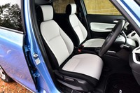 シートは座りやすさと運転しやすさ、疲れにくさを念頭にフレームから新設計。表皮は柔らかく、包み込まれるような座り心地だ。