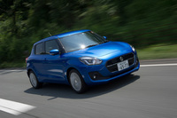 現行「スイフト」の足まわりの仕様については、欧州でチューニングがなされた「RS」系と、ベーシックな非RS系の2種類が用意されており、フルハイブリッド車には非RS系の仕様が用いられている。