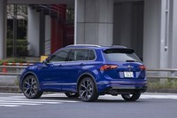 駆動方式は「ティグアン」の現行国内ラインナップでは唯一の4WD。さらに「Rパフォーマンストルクベクタリング」によって後輪に伝達されたトルクを左右輪間で100：0～0：100の範囲で可変配分することで、コーナリング性能を高めている。