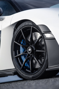 タイヤには、同車専用設計の「ピレリPゼロ トロフェオR」が採用されている。