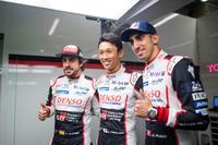 ポールポジション獲得を喜ぶ、8号車のドライバーたち。写真右から、S.ブエミ、中嶋一貴、そしてF.アロンソ。