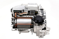 「アイオニック5」の駆動ユニットは、SiCインバーターを搭載するのが特徴だ。SiCインバーターとは、回路のスイッチ役を担うパワーデバイスなどにSiC（シリコンカーバイド）素子の半導体を用いたもので、システムの高効率化や電力消費の抑制、ユニットのコンパクト化に寄与するという。