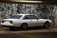 「コンコルソ・デレガンツァ・ヴィラ・デステ」の日、駐車場でオーナーを待っていた「フェラーリ412」。明快かつ入念な各部の面構成により、比類なき上品さを醸し出している。