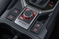「フォレスター」では、通常の走行モード切り替え機構「SI-DRIVE」に加え、悪路走行を支援する「X-MODE」も搭載。今回のマイナーチェンジでは、同システムも制御が見直された。