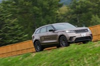 「レンジローバー ヴェラール」には、車線逸脱警告機能や緊急自動ブレーキ、車両を上から見下ろしたような映像を映し出せる360度カメラといった安全装備が全車に標準で備わる。
