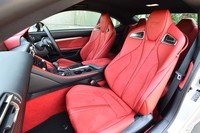 フレアレッドのスポーツシートは“パフォーマンスパッケージ”専用品。表皮にはアルカンターラとセミアニリン本革が採用されている。