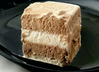 フィアットチョコレートのアイコンである4層構造が、ジェラートでも再現されていた。