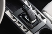 バイワイヤ式のシフトレバー。ボンネットにも見られる「E」ロゴがエンボス加工されている。