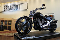 2025年モデル限定カラーの「ミッドナイトファイヤーストーム」。