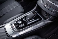 6段MTの「GTi」を除く「308」の全車にアイシン・エィ・ダブリュ製の8段ATを搭載。シフトパドルを標準装備し、エコ／ノーマル／スポーツという3つのドライブモードが選択可能になっている。