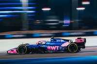 「ライバルより出力が30PSは劣る」といわれたルノー製パワーユニットを捨て、実績のあるメルセデスの心臓を手に入れたアルピーヌ。昨季はワークスチームでありながら最下位という屈辱を味わったが、今年の開幕前テストでは「A526」が健闘を見せた。かつてベネトンやルノーとしてタイトルを獲得した、英国エンストンに本拠を置くチームの復活となるか。ピエール・ガスリーとフランコ・コラピントにステアリングが託される。（Photo=Alpine F1）