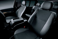 
	特別仕様車「スーパーGL“DARK PRIME II”（2WD・2800ディーゼル・標準ボディー）」のインテリア。
	