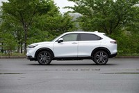 ボディーのスリーサイズは全長×全幅×全高＝4330×1790×1590mm。先代よりもさらにリアピラーが前傾し、よりクーペらしいスタイリングになった。