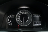 新デザインとなったメーター盤面。「イグニス」のメーターは2眼式で、右にモノクロのインフォメーションディスプレイが備わる。